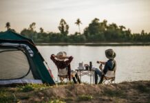 campeurs au bord de l'eau
