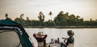 campeurs au bord de l'eau