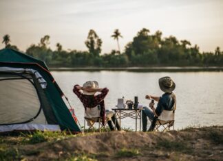 campeurs au bord de l'eau
