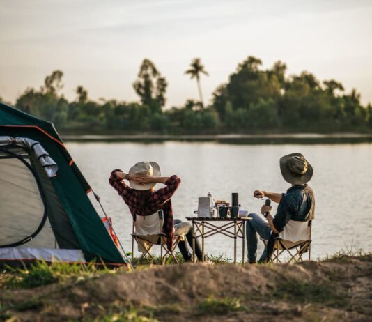 campeurs au bord de l'eau