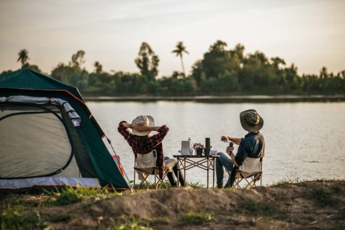 campeurs au bord de l'eau